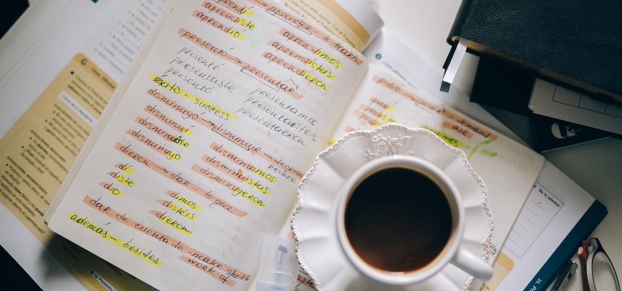 nyelvvizsga.hu, kávé és francia nyelvtanulás, jegyzetfüzet